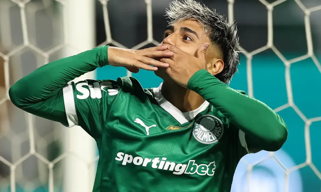 Palmeiras bate o Grêmio e cola em Cruzeiro e Flamengo no Brasileirão