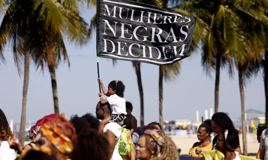 Mulheres negras promovem ato político por justiça social em Copacabana
