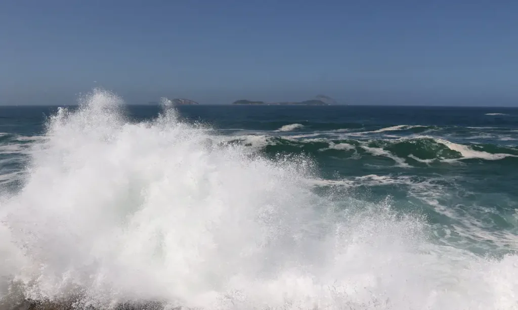 Marinha mantém alerta de ondas fortes no Rio até quinta-feira