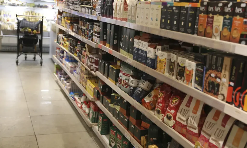 Consumo em supermercados cresceu 4% em julho, aponta Abras