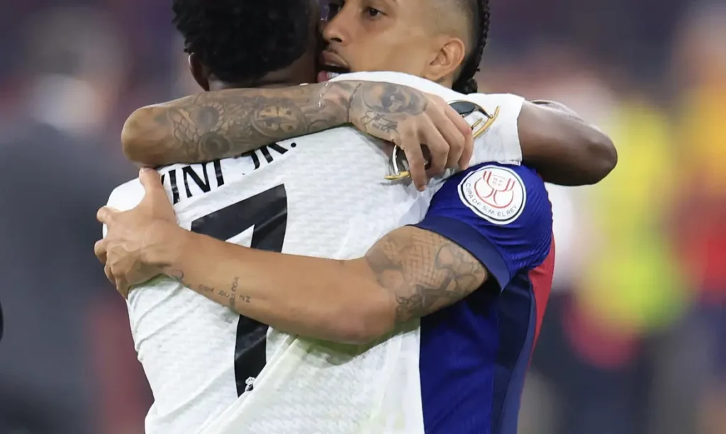 Raphinha e Vinicius Júnior são indicados ao prêmio Bola de Ouro