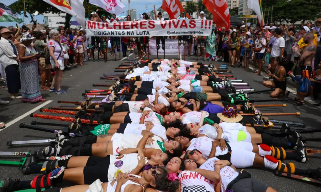 Mulheres se reúnem em Copacabana contra a violência e o feminicídio