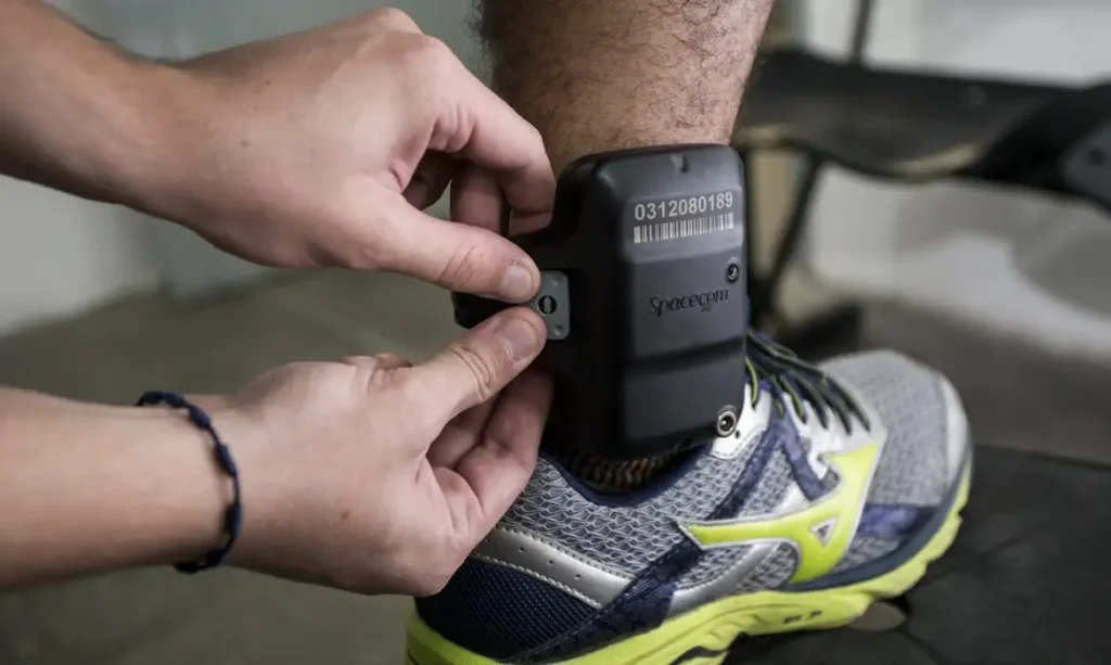 Câmara aprova uso obrigatório de tornozeleira por agressores de mulher